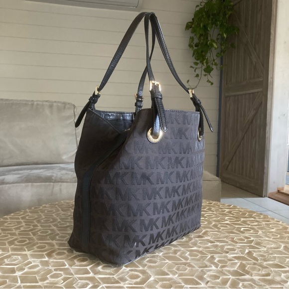 Michael Kors Jet Set signature medium jacquard tote in black/gold hardware - Picture 4 of 11